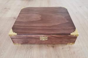 dřevěná krabička se zlatým pokovením na krajích pro historická razítka a pečetidla