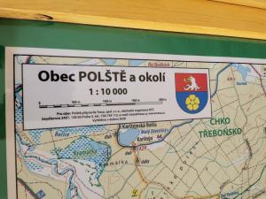 turistická mapa obec Polště a okolí, vsazena do dřevěného rámu