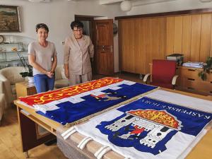 předání znaku a vlajky městu Kašperské Hory