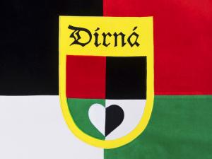 slavnostní vyšívaná vlajka obce Dírná